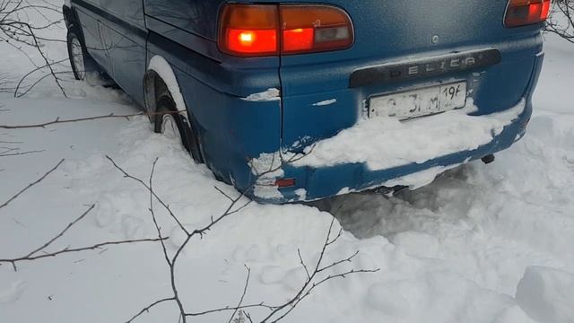 Как ведет себя Delica на липучке по снегу. смотреть онлайн