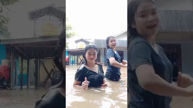 ABG cantik tiktokan saat banjir