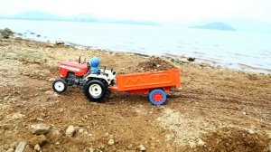 Авария авторикши и трактора с песком