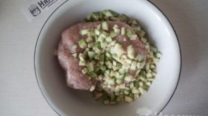 Котлеты из куриного фарша с молодым кабачком на пару