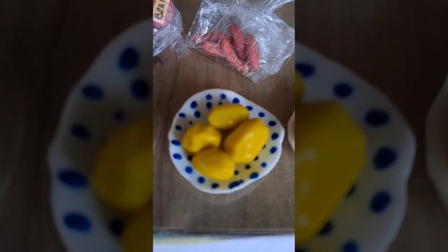 Решила приготовить обед девочкам и мужу, яйца, сосиски и арбуз.Давайте приготовим вместе! смотреть онлайн