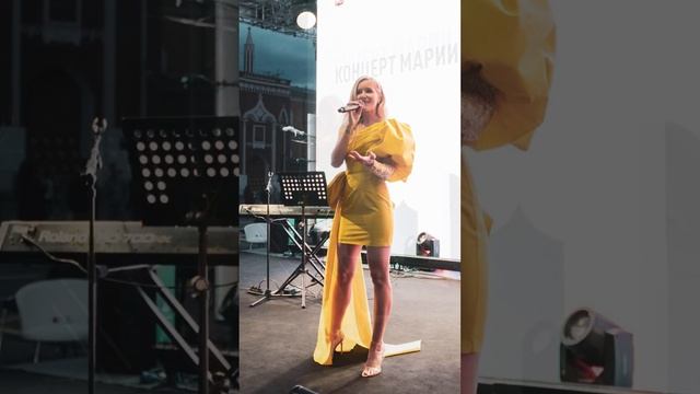 Она ступала лёгкой поступью??