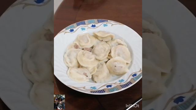Иностранец пробует русские пельмени.A foreigner is trying Russian dumplings.