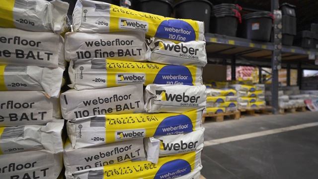 Izlīdzinošās grīdas ieklāšana. смотреть онлайн