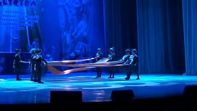 Танец "Цветок Победы" с полотнами на песню "Тишина"