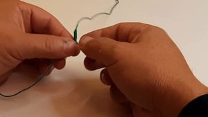 Коромысло, Т-образный узел на конце основной леске (шнуре). Поводки не запутаются с этим узлом