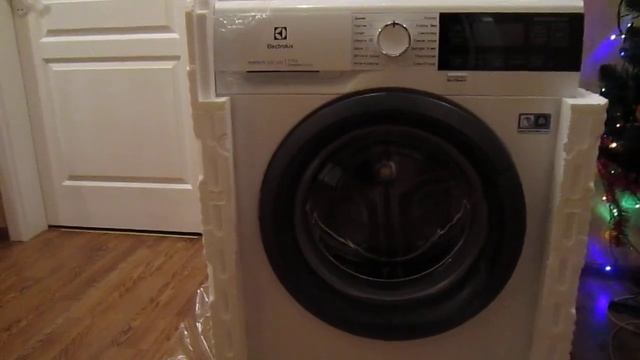 Распаковка - Стиральная машина Electrolux EW6S3R07SI смотреть онлайн