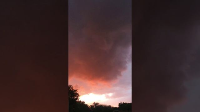 Что-то страшное надвигается .но всё-таки красиво.