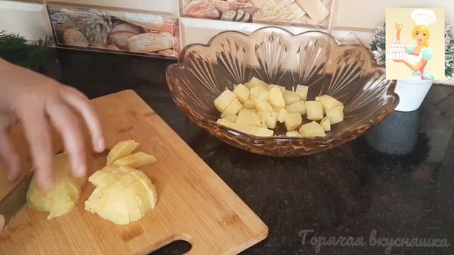 Если у вас осталась отварная картошка вот такой можно сделать салат. Легко и быстро.