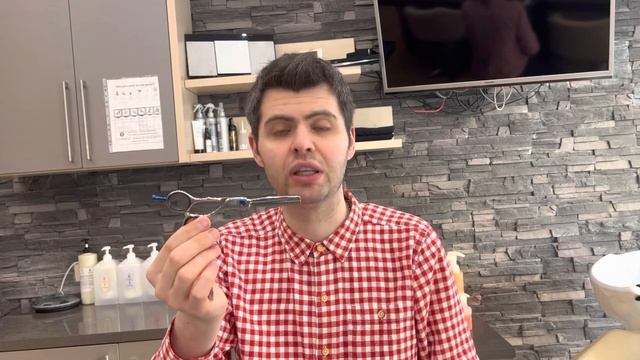 Как держать Филировочные ножницы при Стрижке