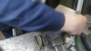 Как выкрутить сломанный болт за 45 секунд