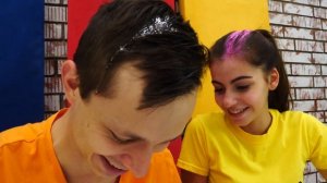 Смешной ЧЕЛЛЕНДЖ Разбей яйцо -  Видео прикол онлайн - Лучшая подружка Вика и Федор