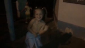 Дети гуляют в парке Russian kids playing in park