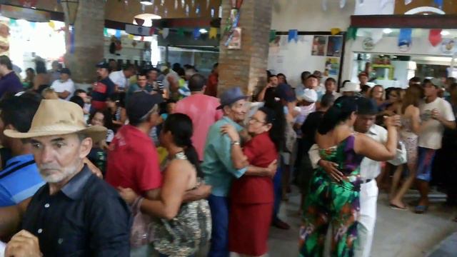 RICARDO ALEGRIA CANTANDO E ENCANTANDO A GALERA NO MERCADO CULTURAL DE GRAVATÁ.