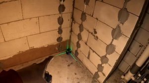 ? Установка маяков по лазерному уровню для штукатурки стен