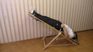 Андрей Михайлович Яловицин показывает как пользоваться качелями.