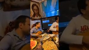 Цыгане играют на гитаре и поют дома