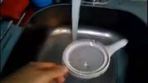 Чистка чайничка для заварки, в середине носика