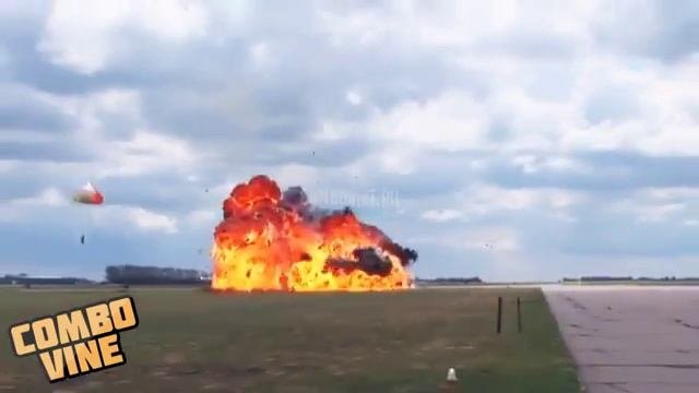 Жесть.Истрибитель взорвался .