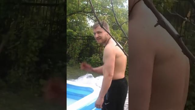 Установка бассейна. Бассейн на даче. Дача, лето. смотреть онлайн