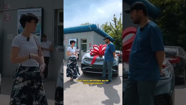 Села за руль в 63 года, а на электромобиль в 74!!! смотреть онлайн