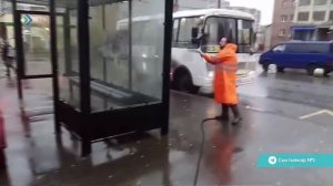 Столичное «Дорожное хозяйство» показало, как моет остановочные комплексы