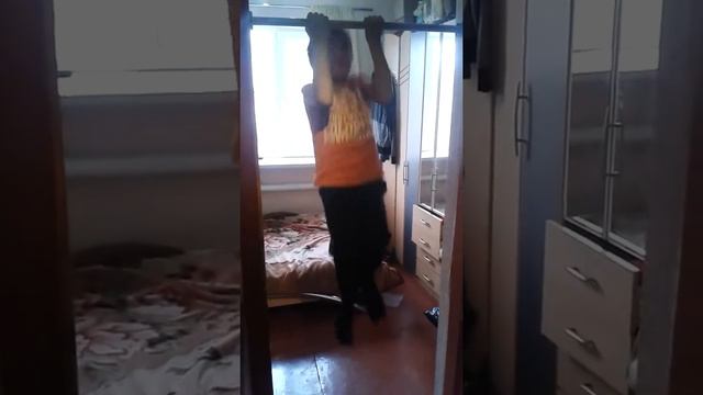 Подтягивание на турнике. Мой личный рекорд 17 раз, 3й класс. смотреть онлайн