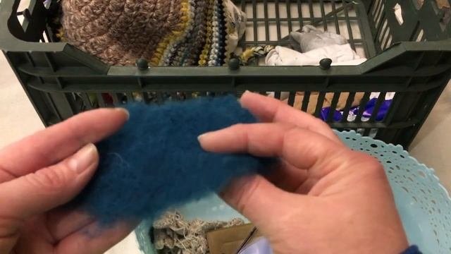 Коробка для расхламления. Очередная порция вещей на выход. Полезная привычка для избавления от хлам