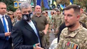 Петра Порошенко облили зеленкой на Крещатике в день празднования 30-летия Независимости Украины.