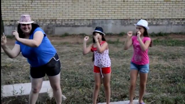 Детский и зажигательный танец. Отдых на участке.