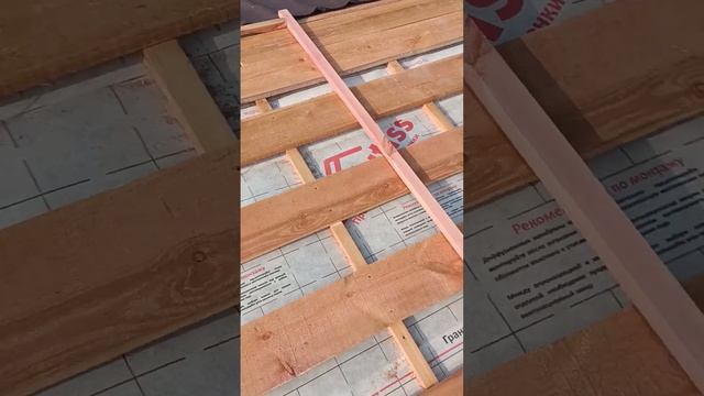 Как надо правильно установить первый лист металлочерепицы.