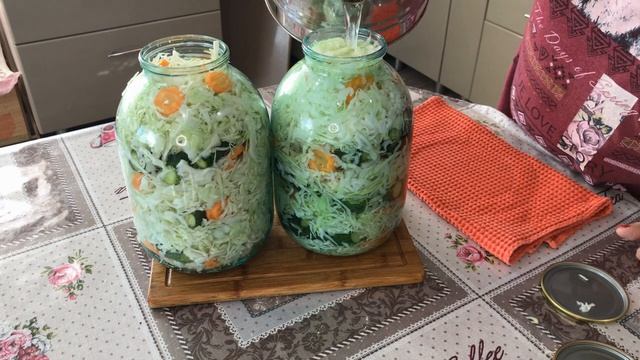 Очень вкусная хрустящая  маринованная капуста С огурцами На зиму