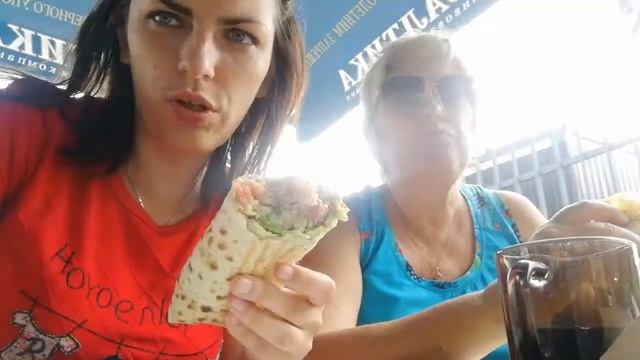 МУКБАНГ в КАФЕ.ШАВЕРМА РАЗВАЛИВАЕТСЯ. смотреть онлайн