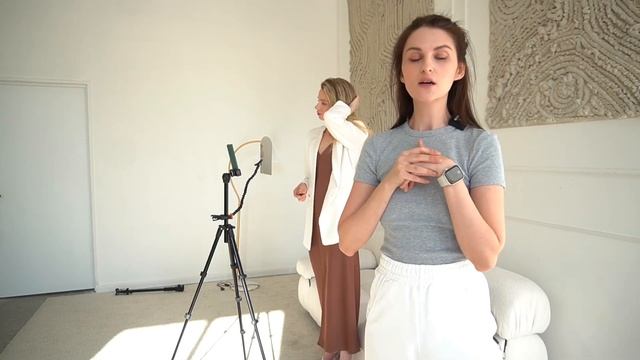 УЧУ КАК СНИМАТЬ САМУ СЕБЯ НА ТЕЛЕФОН СО ШТАТИВА. смотреть онлайн