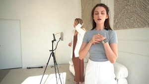 УЧУ КАК СНИМАТЬ САМУ СЕБЯ НА ТЕЛЕФОН СО ШТАТИВА.