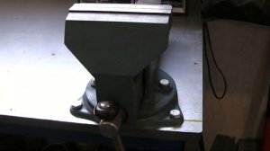 Самодельный верстак в гараж.