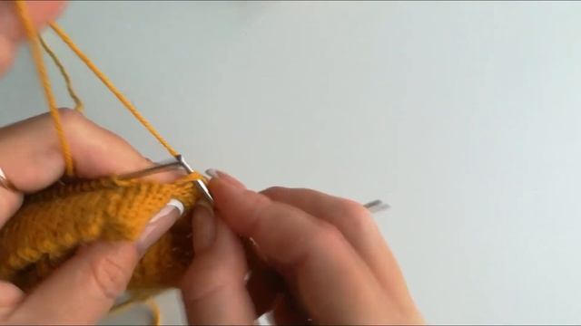 Женские укороченные носочки с уплотненной пяткой, ажурной полой резинкой и красивым узором.