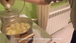 Японка готовит русские блюда в России