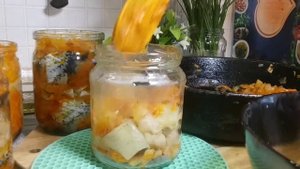 Рыбная консерва в кастрюле.Даже самые толстые косточки проварились!