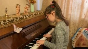 SOFT MOZART Winter Recital 2019-2020 Anna (11).  Кабалевский "Клоуны"