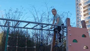 Прохождение полосы препятствий на детской площадке у дома в Краснодаре