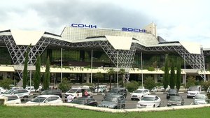 В аэропорт Сочи доставляют автобусами пассажиров, чьи поезда задерживаются