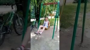 Странная девочка на качелях