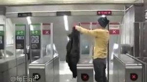 Как обмануть турникет в метро