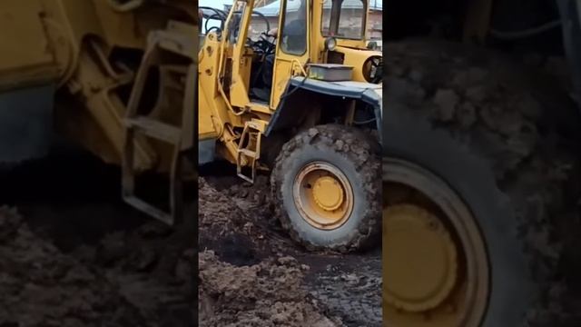 Выравниваем площадку, перед домом и колодцем, очень много земли от выкопанного колодца. смотреть онлайн