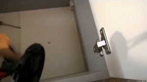 Мебель своими руками. Навеска двери из МДФ  на навесной кухонный шкаф.