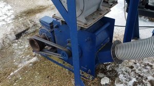 самодельная молотковая дробилка зернодробилка в работе