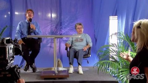 Стёб над прохожими)) Это очень смешно))