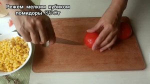 Слоёный салат с копчёной курицей и кукурузой.