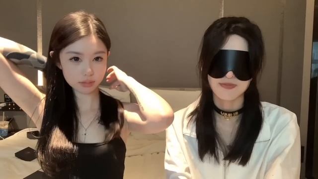 【LES | Couples games】Touch your body blindfolded смотреть онлайн